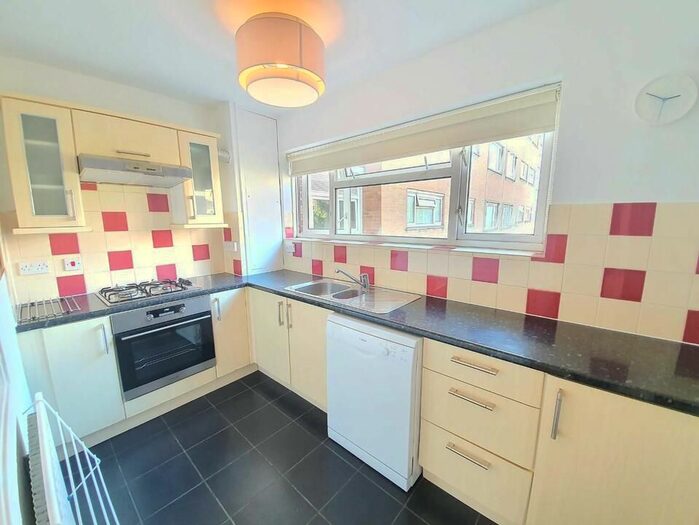 2 Bedroom Flat To Rent In Studley Road, London, SW4