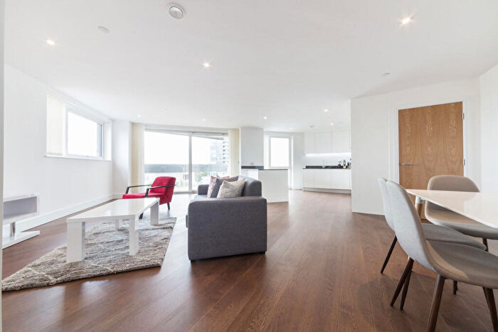 3 Bedroom Flat To Rent In Gateway Tower, Royal Victoria, London, E16