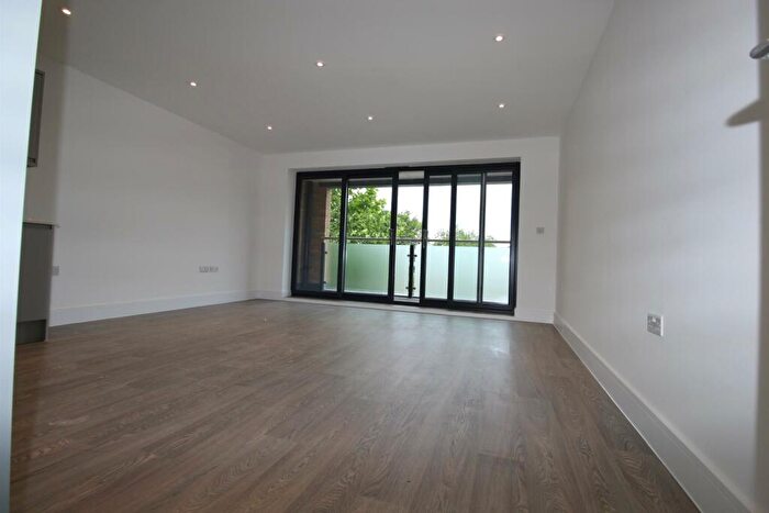 2 Bedroom Apartment To Rent In Park Avenue, Edmonton, N18