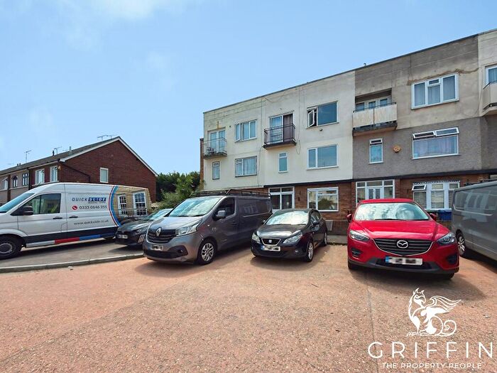 3 Bedroom Flat To Rent In Dukes Avenue, Grays, RM17