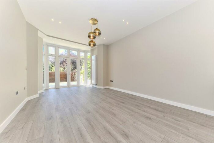 3 Bedroom Apartment To Rent In The Ridgeway, Golders Green, NW11