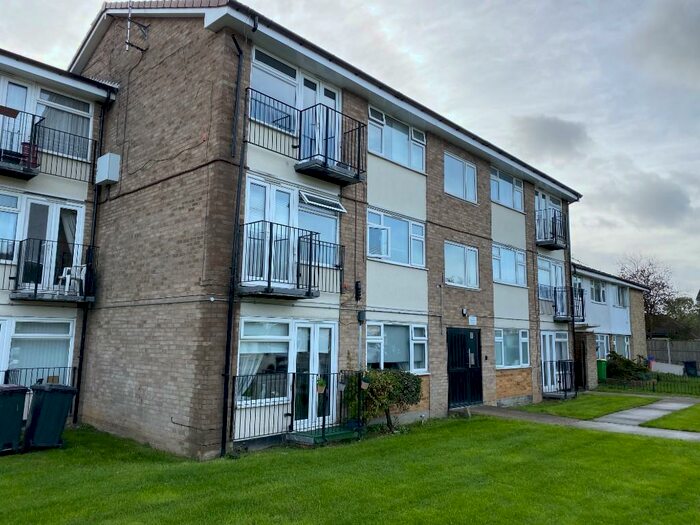 2 Bedroom Flat To Rent In Worcester Drive, Rayleigh, Essex, SS6