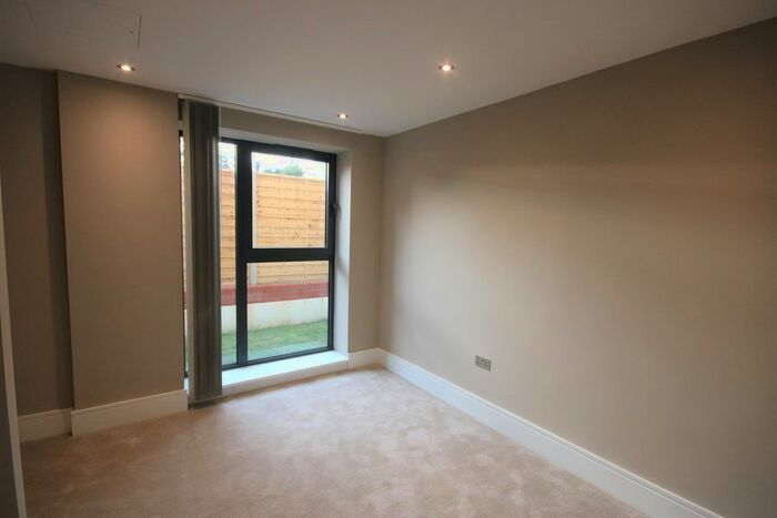 2 Bedroom Flat To Rent In A Heather Gardens, London, NW11