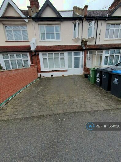 2 Bedroom Flat To Rent In Top Floor, New Malden, KT3