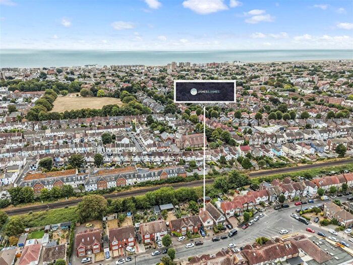 3 Bedroom Detached House For Sale In Pavilion Road, Worthing, BN14