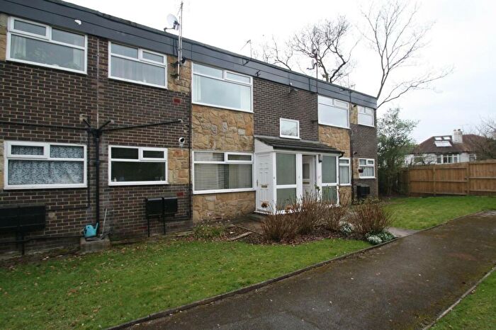 2 Bedroom Flat To Rent In Alwoodley Court Gardens, Leeds, West Yorkshire, Uk, LS17