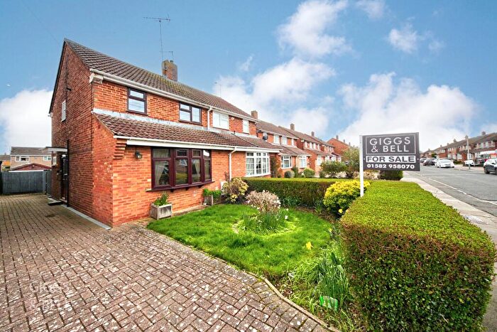 3 Bedroom Semi Detached House For Sale In Chesford Road, Luton, Bedfordshire, LU2