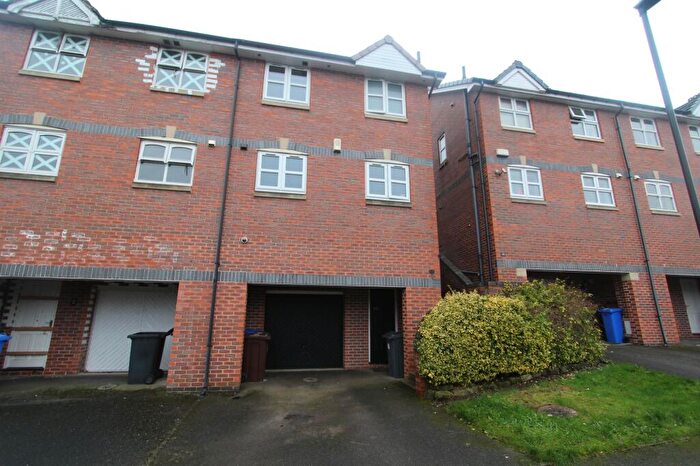 3 Bedroom Semi-Detached House To Rent In Periwood Lane, Sheffield, S8