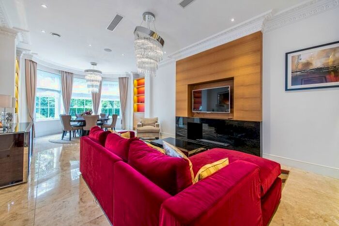 3 Bedroom Flat To Rent In York Terrace West, London, NW1