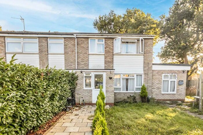 3 Bedroom Flat To Rent In Holroyd Road, Esher, KT10
