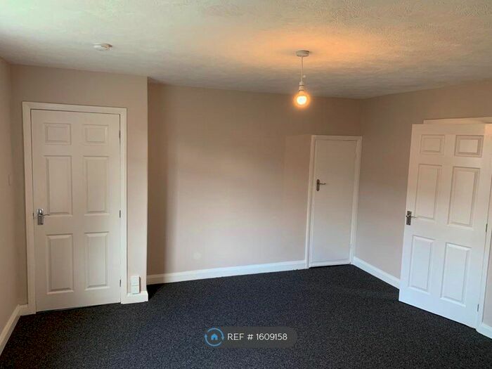 3 Bedroom End Of Terrace House To Rent In Long Lane, Huddersfield, HD5