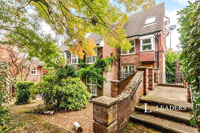 1 Bedroom Flat For Sale In Windmill Rise, Kingston Upon Thames, KT2