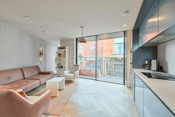 3 Bedroom Flat To Rent In New Kings Road, Fulham Broadway, London, SW6