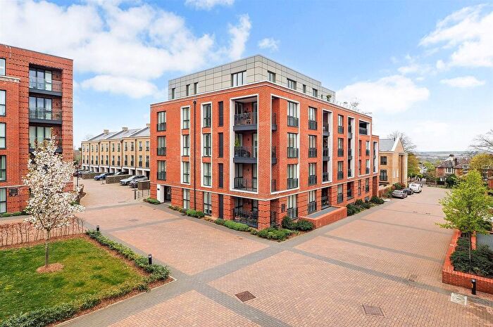 2 Bedroom Flat For Sale In Fellowes Rise, Winchester, SO22