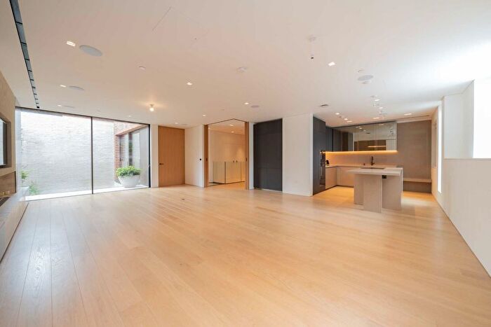 3 Bedroom Flat To Rent In St. Mary Abbots Place, Kensington, W8