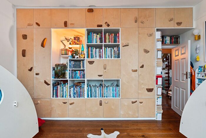 2 Bedroom Flat For Sale In Marlborough Road, Richmond, TW10