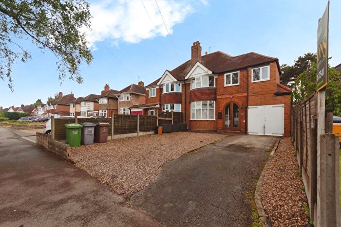 3 Bedroom Semi-Detached House For Sale In Lyndon Road, Solihull, West Midlands, B92