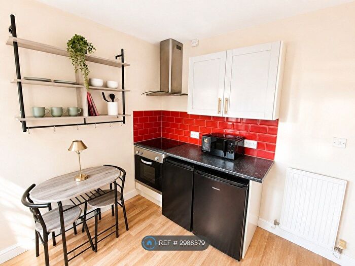 3 Bedroom Flat To Rent In Harvey Goodwin Avenue, Cambridge, CB4