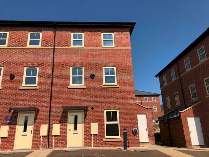 2 Bedroom Town House To Rent In Barden Lane, Leeds, LS14