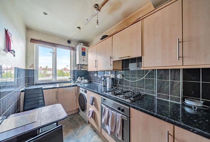 3 Bedroom Apartment For Sale In Kingsbury Road, London, NW9