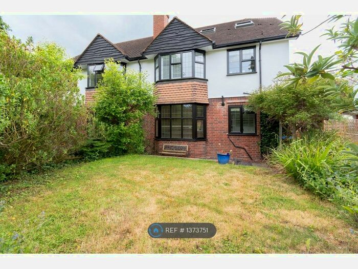 2 Bedroom Flat To Rent In Albany Crescent, Claygate, Esher, KT10
