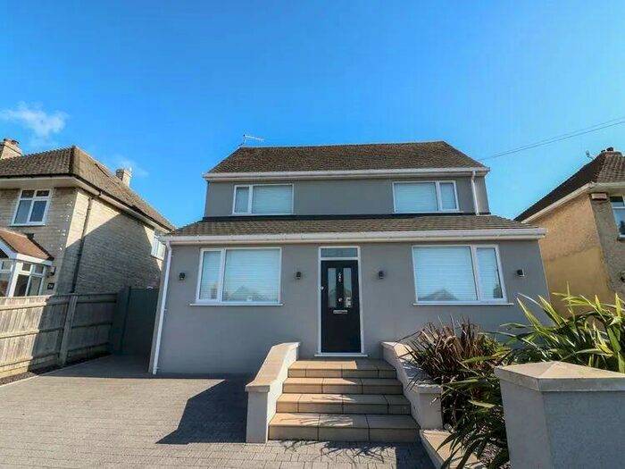 4 Bedroom Bungalow To Rent In Weymouth Bay Avenue - Weymouth, DT3