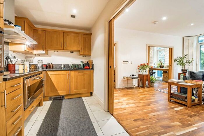 3 Bedroom Flat To Rent In Aspect Court, London, SW6