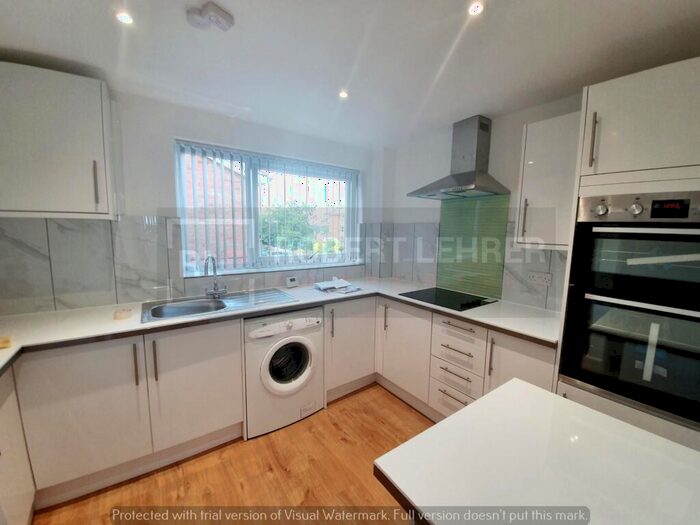 2 Bedroom Flat To Rent In Stapleton Close, Potters Bar, EN6