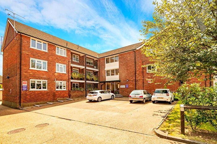 2 Bedroom Flat For Sale In Forest Drive, Theydon Bois, CM16