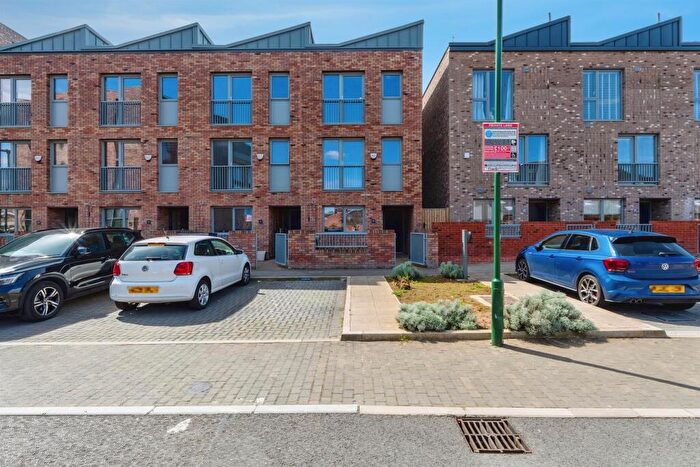 3 Bedroom End Of Terrace House For Sale In Culvert Rise, Nottingham, NG2