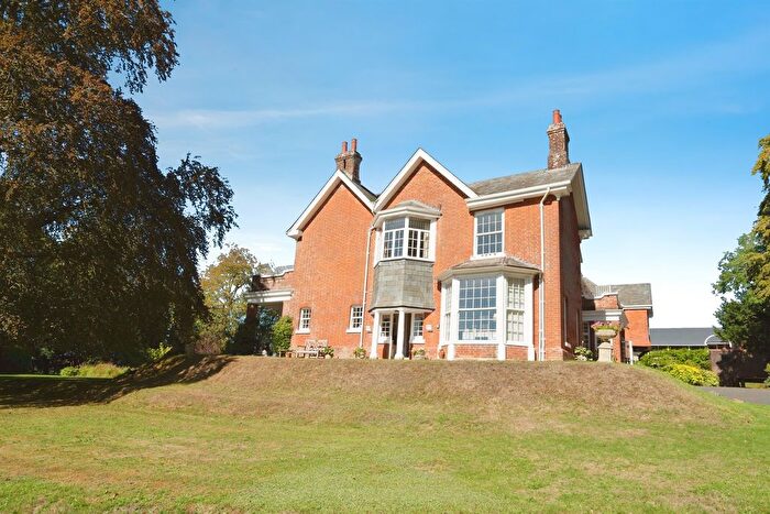 2 Bedroom Flat For Sale In Winton Hill, Stockbridge, SO20