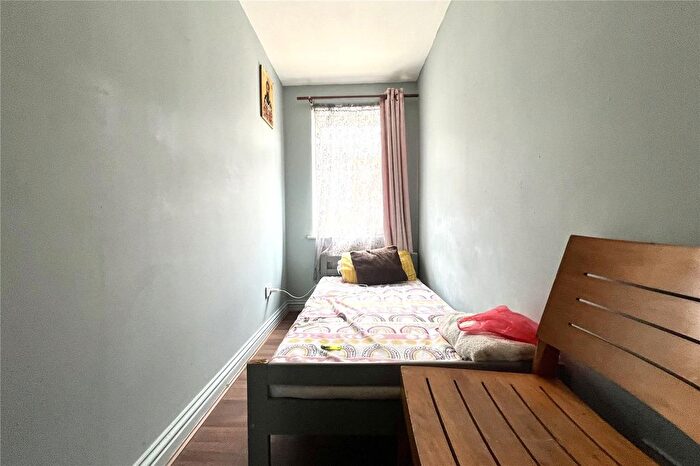 2 Bedroom Flat For Sale In High Street, Aldershot, Hampshire, GU12