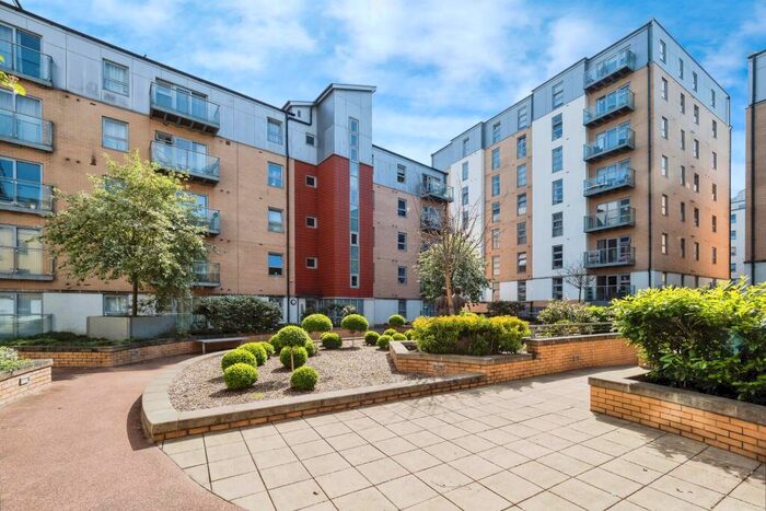 1 Bedroom Flat To Rent In Queen Mary Avenue, South Woodford, E18