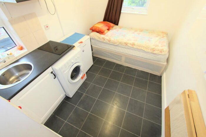 Studio To Rent In Olinda Road, London, N16