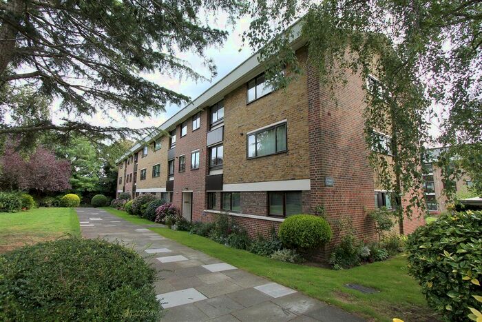 2 Bedroom Flat To Rent In Greenacres, London, SE9