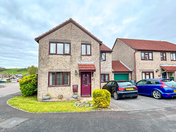 5 Bedroom Semi-Detached House For Sale In Finch Close, Shepton Mallet, BA4