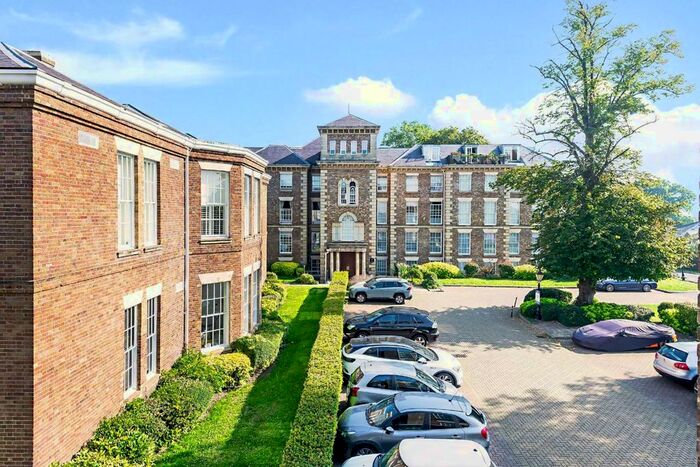 3 Bedroom Flat To Rent In Royal Drive, London, N11