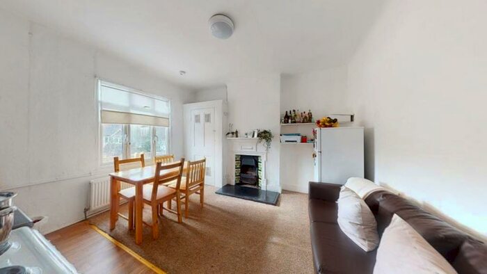 2 Bedroom Apartment To Rent In Montpelier Rise, London, NW11