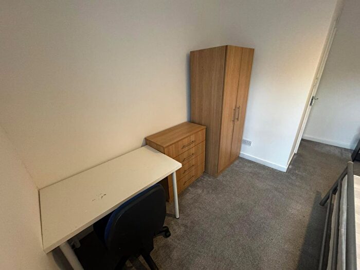 2 Bedroom Flat To Rent In St Michaels Lane, Leeds, LS6
