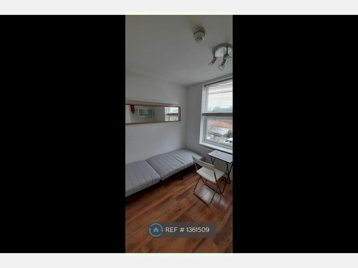 Studio To Rent In Lime Grove, London, W12