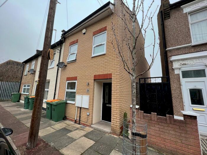 3 Bedroom End Of Terrace House To Rent In Davis Street, London, E13