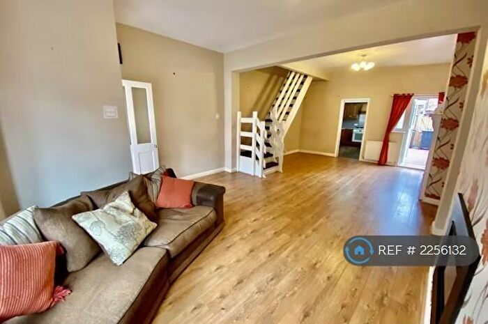 3 Bedroom Semi-Detached House To Rent In Grange Street, Salford, M6