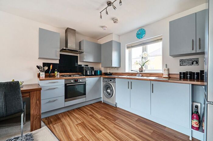 2 Bedroom Flat For Sale In Foxglove, Woodley, Reading, RG5