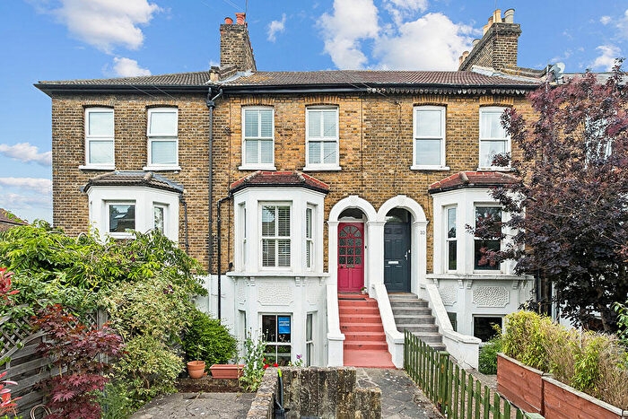 2 Bedroom Maisonette For Sale In Lytton Road, Upper Leytonstone, E11