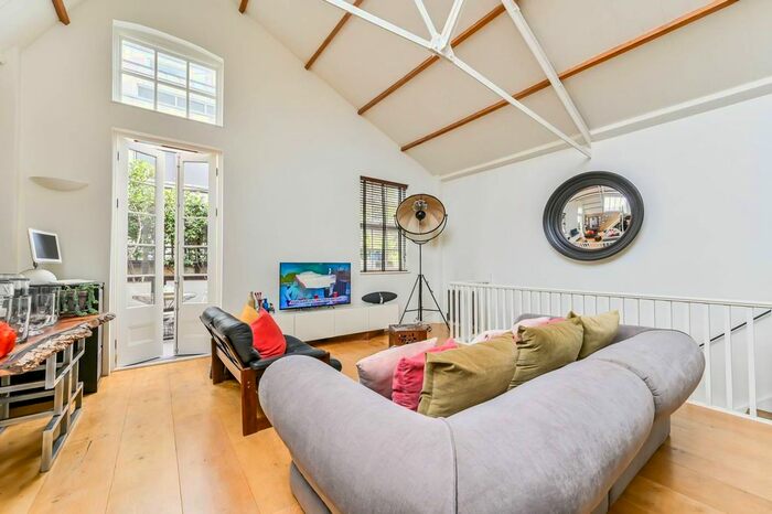 3 Bedroom Maisonette To Rent In Welmar Mews, Clapham Park, London, SW4