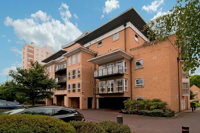 2 Bedroom Flat To Rent In Sparkes Close, Bromley, BR2