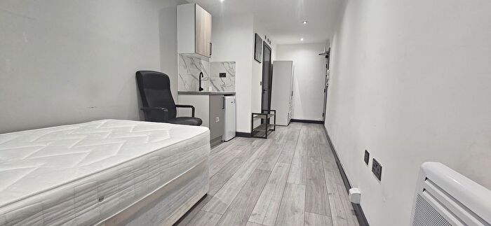 Studio To Rent In Western Avenue, Greenford, UB6