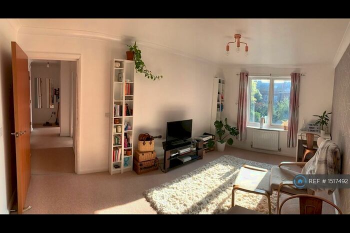 2 Bedroom Flat To Rent In Iliffe Close, Reading, RG1