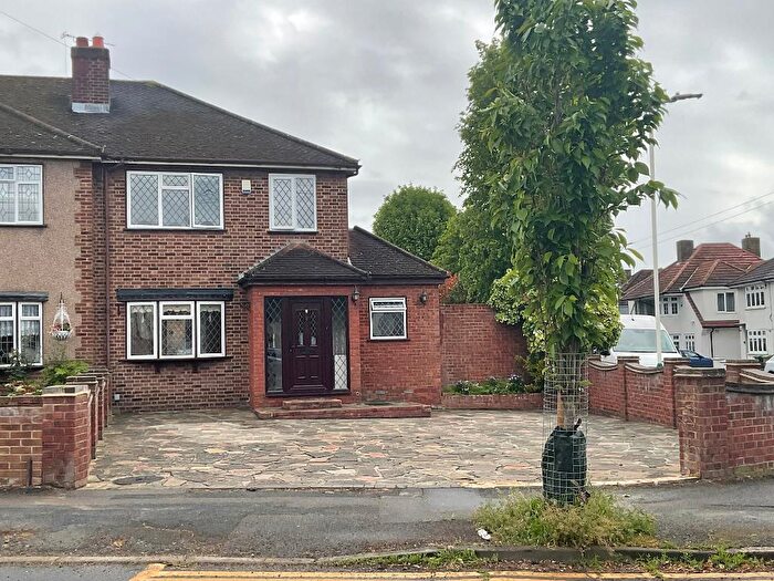 3 Bedroom End Of Terrace House For Sale In Warren Drive, Elm Park, Hornchurch, Essex, RM12