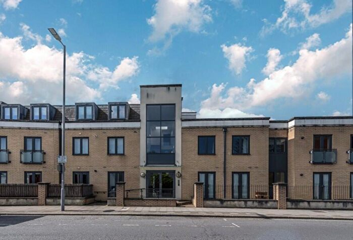 2 Bedroom Apartment To Rent In Brighton Road, Surbiton, KT6